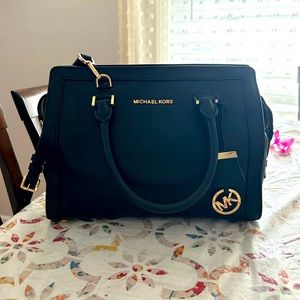 Michael kors purse black, mint condition, size 29x16 cm , good material..